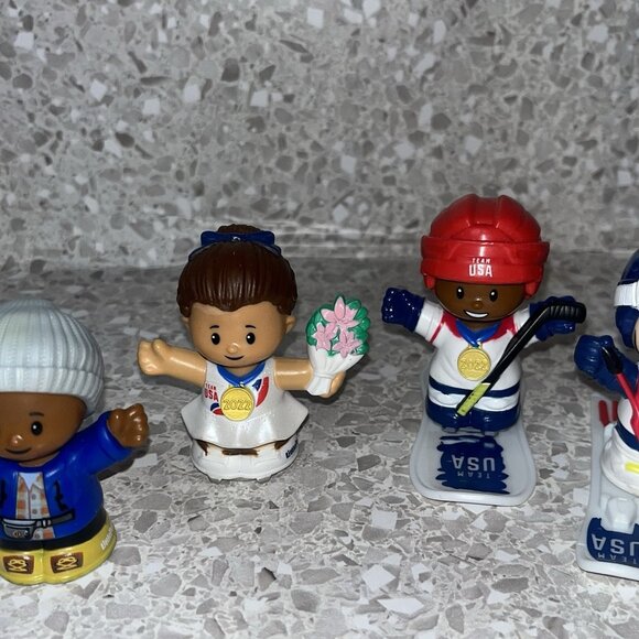 Fisher Price Little People 2022 Winter Olympics with Snowboards & Others Figures - Picture 6 of 11